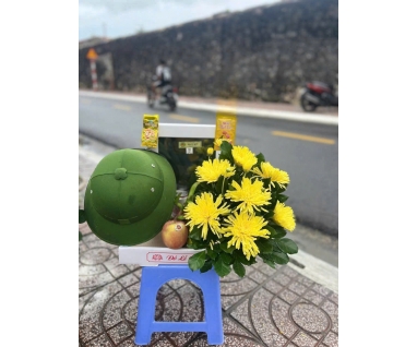 Lễ mỏng lòng thành của những sinh viên ra lễ thăm viếng cô Sáu