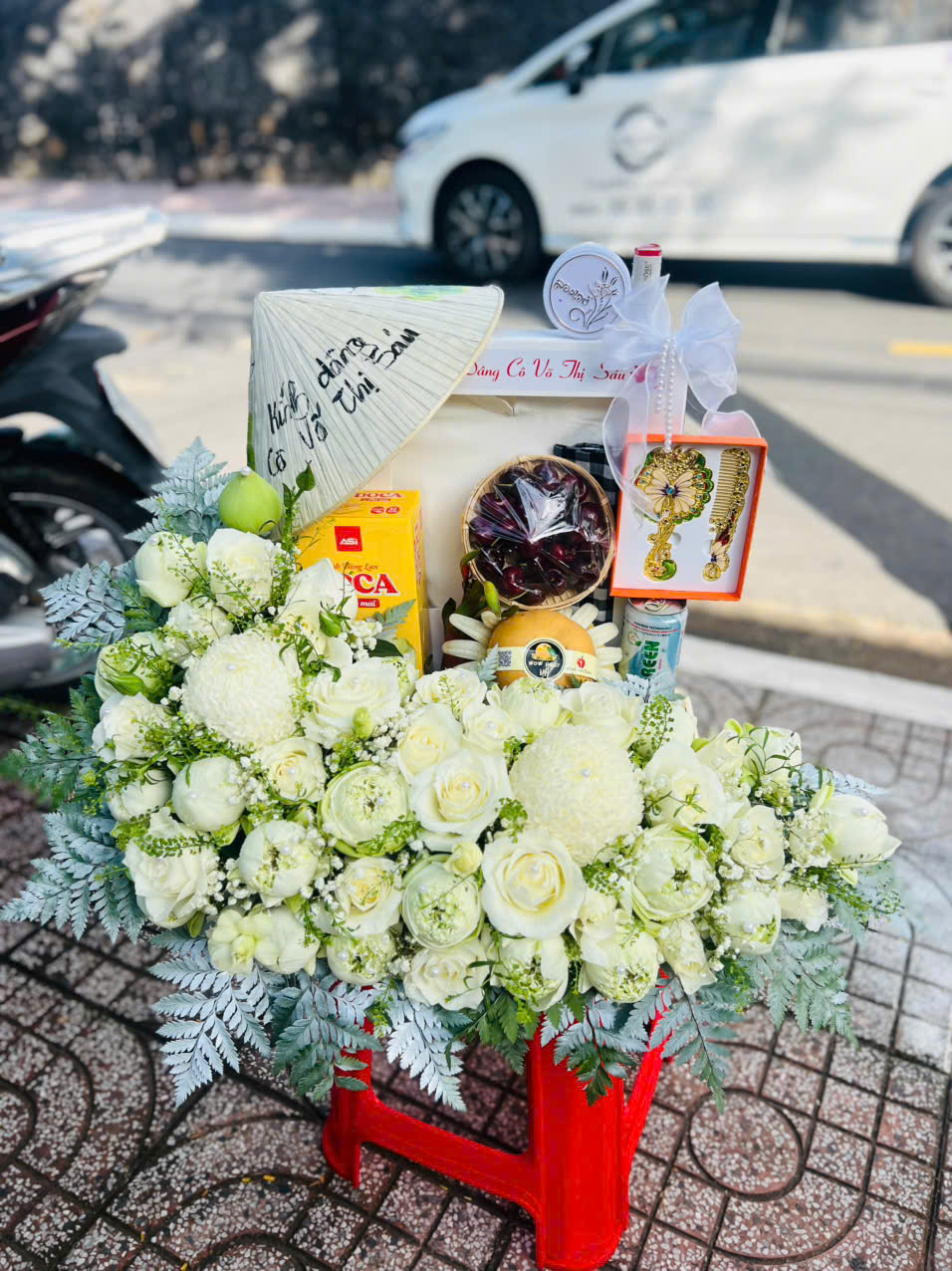 Hoa cúng cô Sáu Cam Đảo