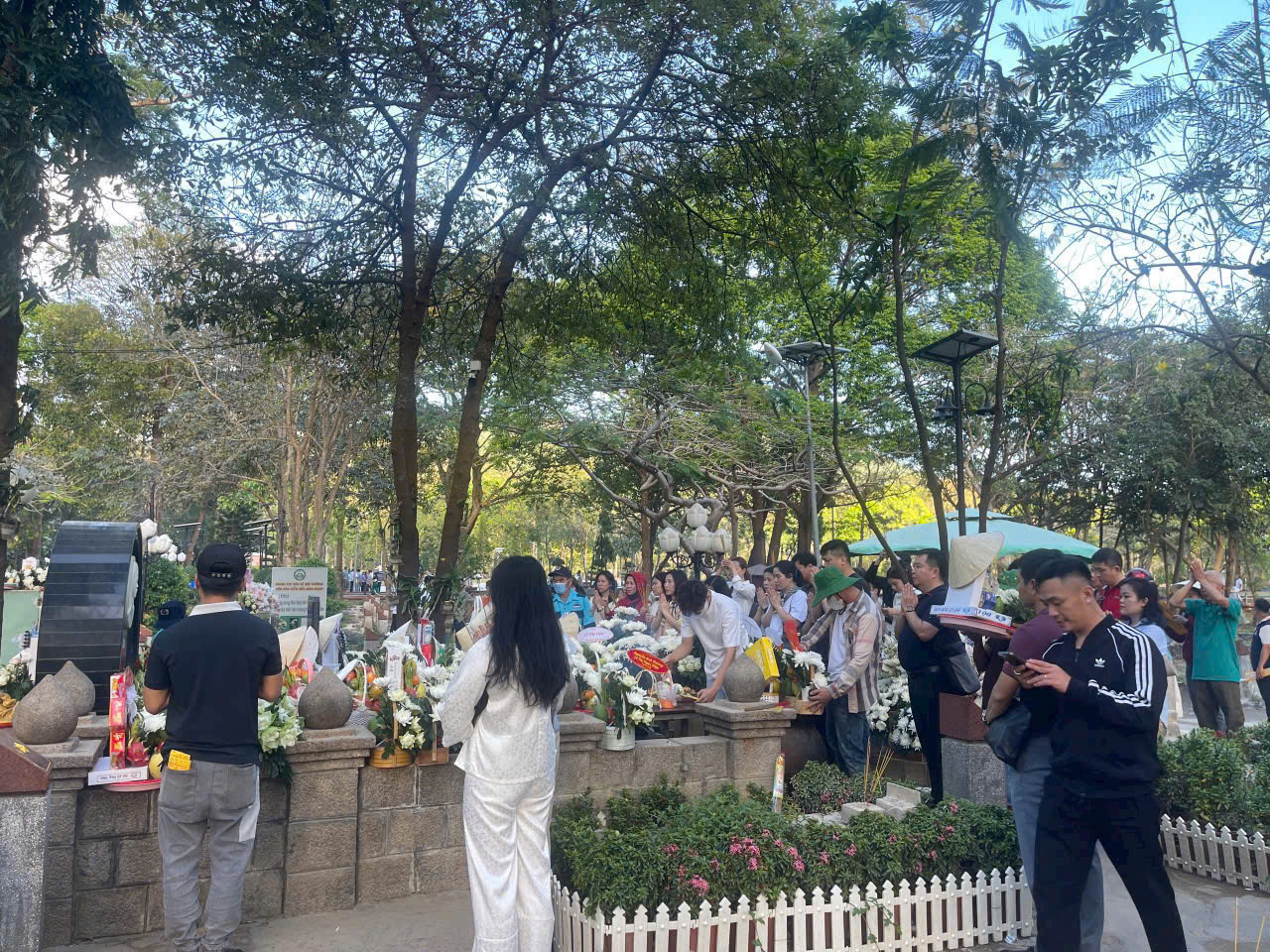 đặt lễ tạ cô Sáu