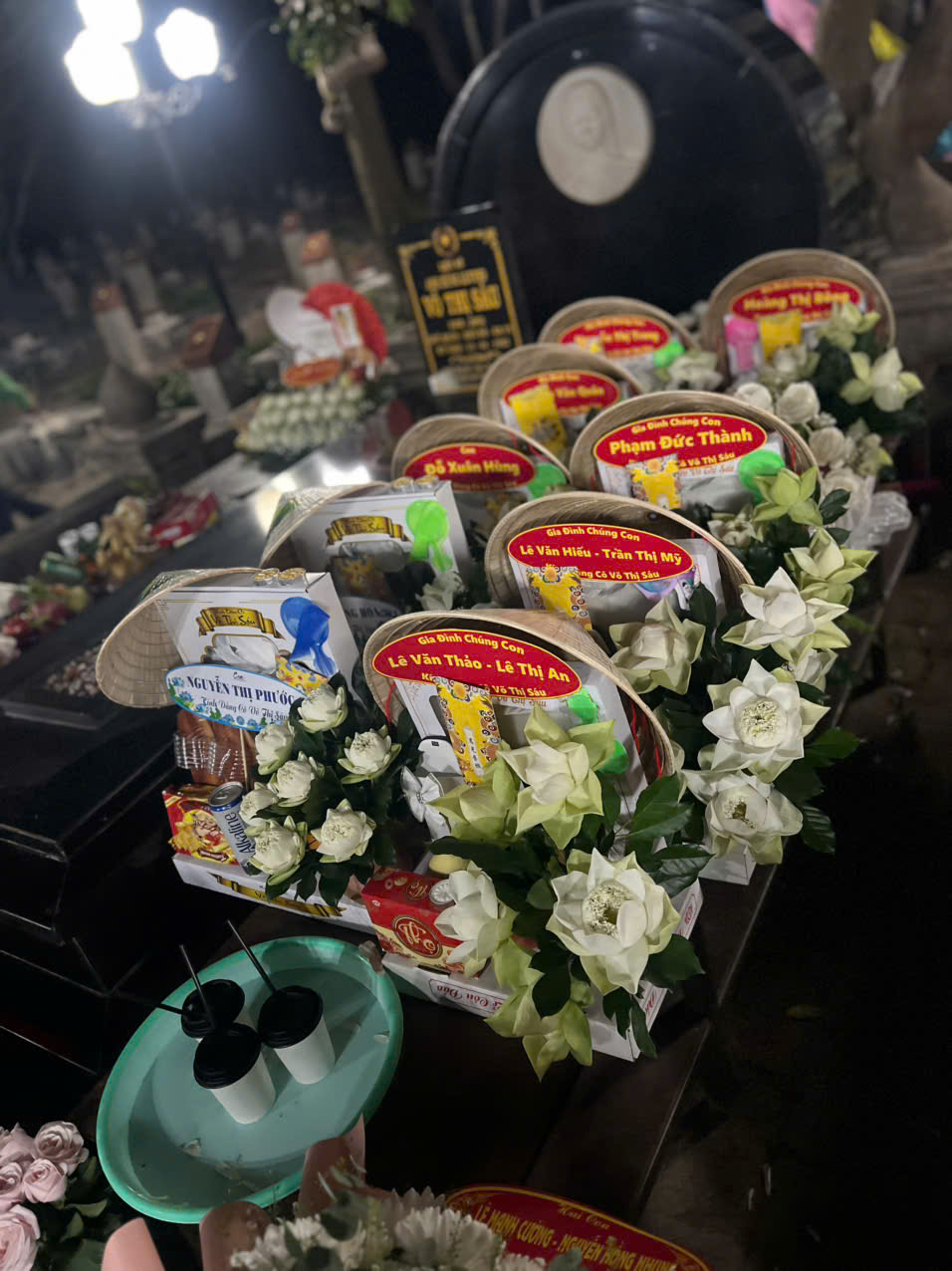 dâng lễ cô Sáu