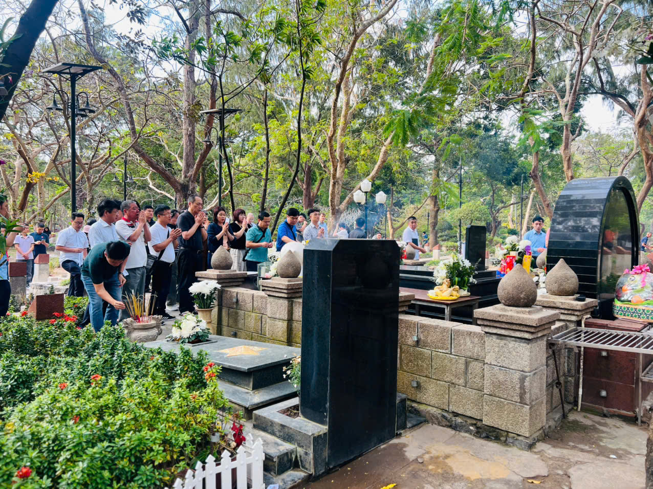 dâng lễ cô Sáu