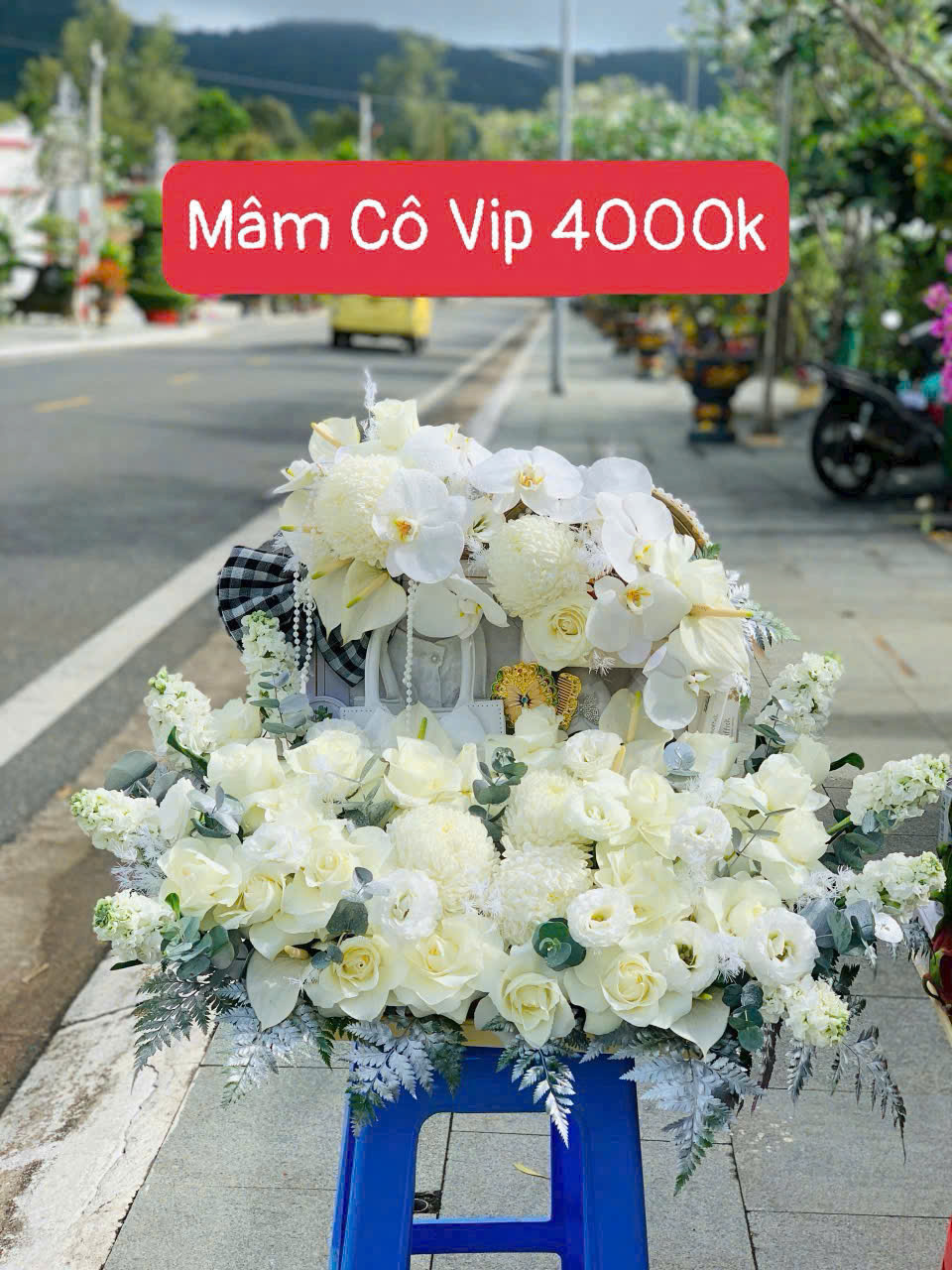 Hoa trắng mộ Cô Sáu