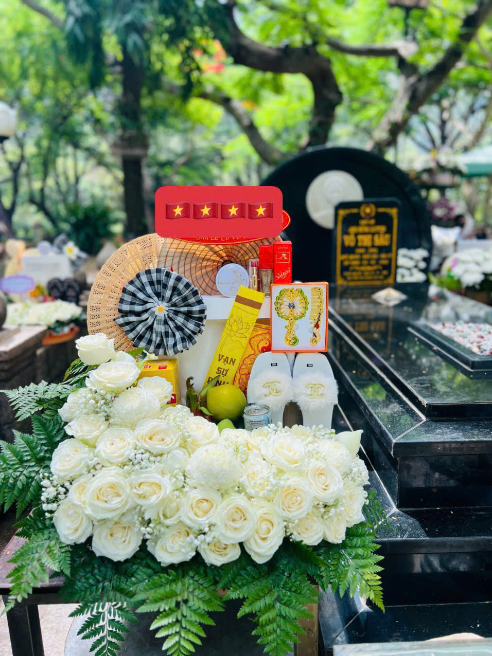 Trả lễ Cô Sáu cuối năm