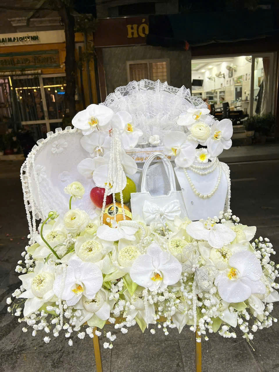 Thuê người cúng hộ Cô Sáu