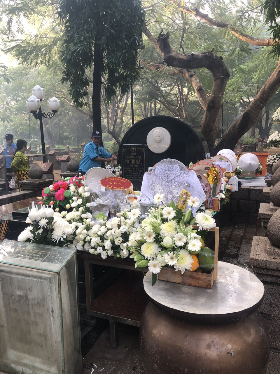 Lễ vật viếng mộ cô Sáu Côn Đảo