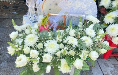 Dâng hương Mộ cô Sáu Côn Đảo linh thiêng